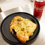 Cuartito de muzza + lata 310 ml