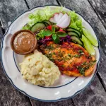 POLLO A LA PLANCHA, PURE Y ENSALADA