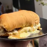 Sanduíche de carne com gorgonzola
