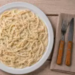 MACARRÃO C/MOLHO BRANCO DE FRANGO