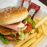 BURGER POLLO C/PAPAS