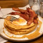 PANCAKES TOCINETA Y HUEVO
