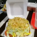 Salchipapas gratinadas con maíz