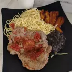 Bistec Guisado con Tajadas