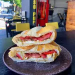 Pão, queijo branco, tomate e orégano