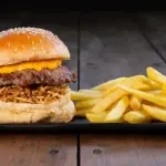BURGER DE CARNE + PAPAS FRITAS