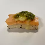 Niguiri salmão molho pesto (2 un)