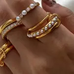 Anillo con perlas y varios anillos