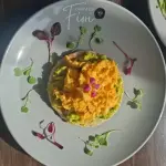 AREPA HUEVO REVUELTO Y AGUACATE