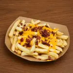 Papas fritas con cheddar y panceta