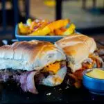 Lomo cheddar con papas fritas
