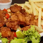 Frango a Passarinho com Fritas