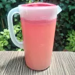 Jarra con agua de sabor