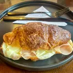 Croissant de jamón y queso