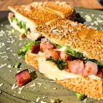 Baguete de bacon e brócolis