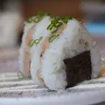 Oniguiri atún