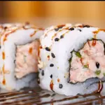 URAMAKI SALMÃO GRELHADO $