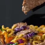 YAKISOBA CARNE E FRANGO M 600G