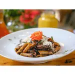 Penne sem glúten ao molho fungui trufado e tiras de filé mignon