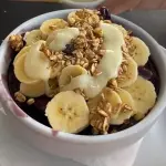Açaí com Banana e Granola