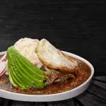 Enchiladas con huevo estrellado