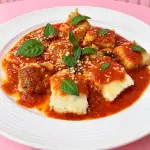 Ravioli de frango ao molho de tomate