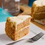 Trozo de torta zanahoria