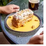 Trozo de torta lúcuma manjar nuez