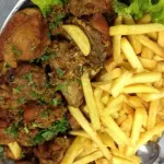 Frango a passarinho com fritas