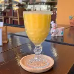 Suco de abacaxi e manga natural