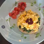 AREPA ESPINACA Y TOMATES CONFITADOS