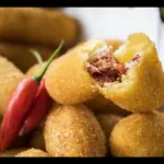BOLINHO DE AIPIM COM CARNE SECA