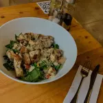 ENSALADA DE LA CASA CON POLLO