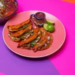Quesabirrias con jarrito consome