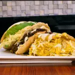 Arepa/Empanada de lomo saltado