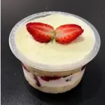 bolo de pote ninho com morango