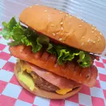 Hamburgesa con salchicha Polaka