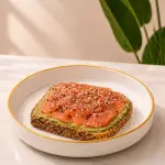 Tostada De Aguacate y Salmon