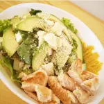 Ensalada aguacate, panela y pollo