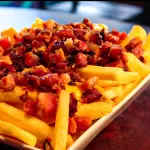 Porção Fritas com Cheddar e Bacon