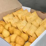 10 MINI PASTEIS +10 MINI COXINHA