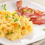 Bacon com ovo mexido