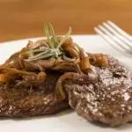 BIFE ACEBOLADO C/ MOLHO BURBECUE E FRITAS