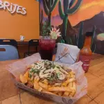 PAPAS FRITAS CHEDDAR Y VERDEO