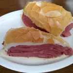 Pão com mortadela