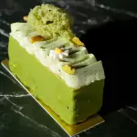 Pastel de pistache y frambuesas