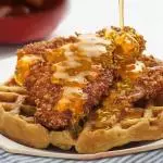 wafles con pollo y miel