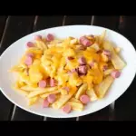 Papas fritas con cheddar y salchicha