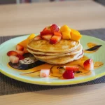 🥭 Hot Cakes con Fruta de la Huerta