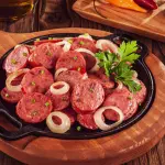 Porção de linguiça acebolada